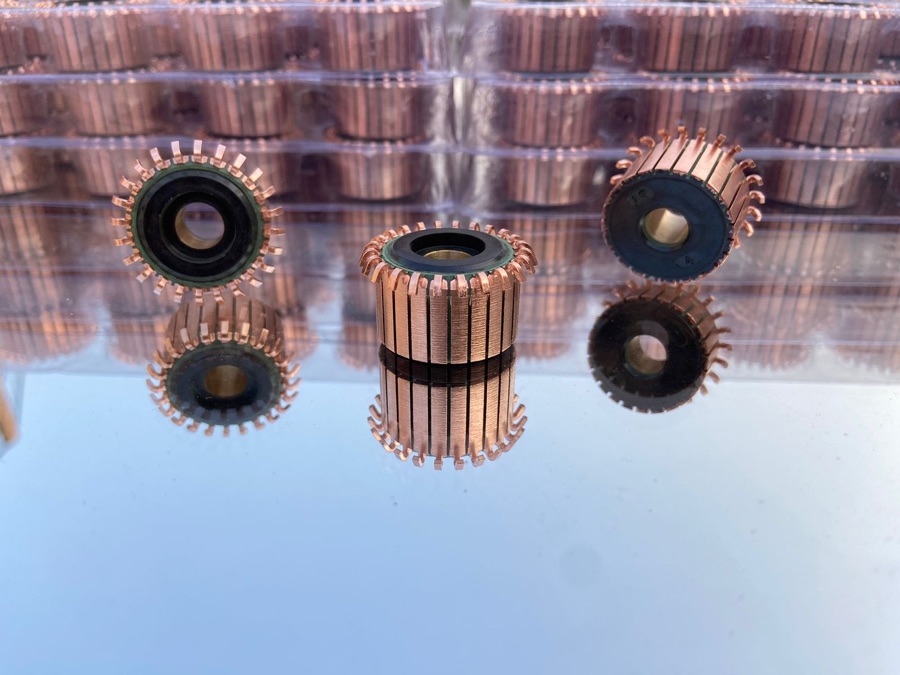 Hook type commutators for mixer grinders