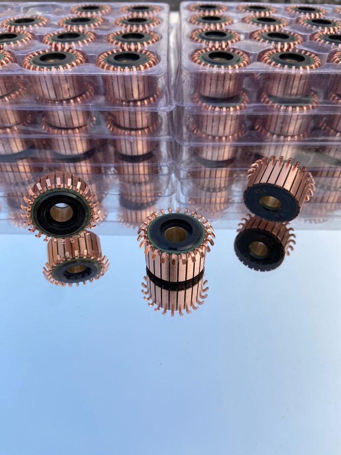 Hook type commutator with winding hooks